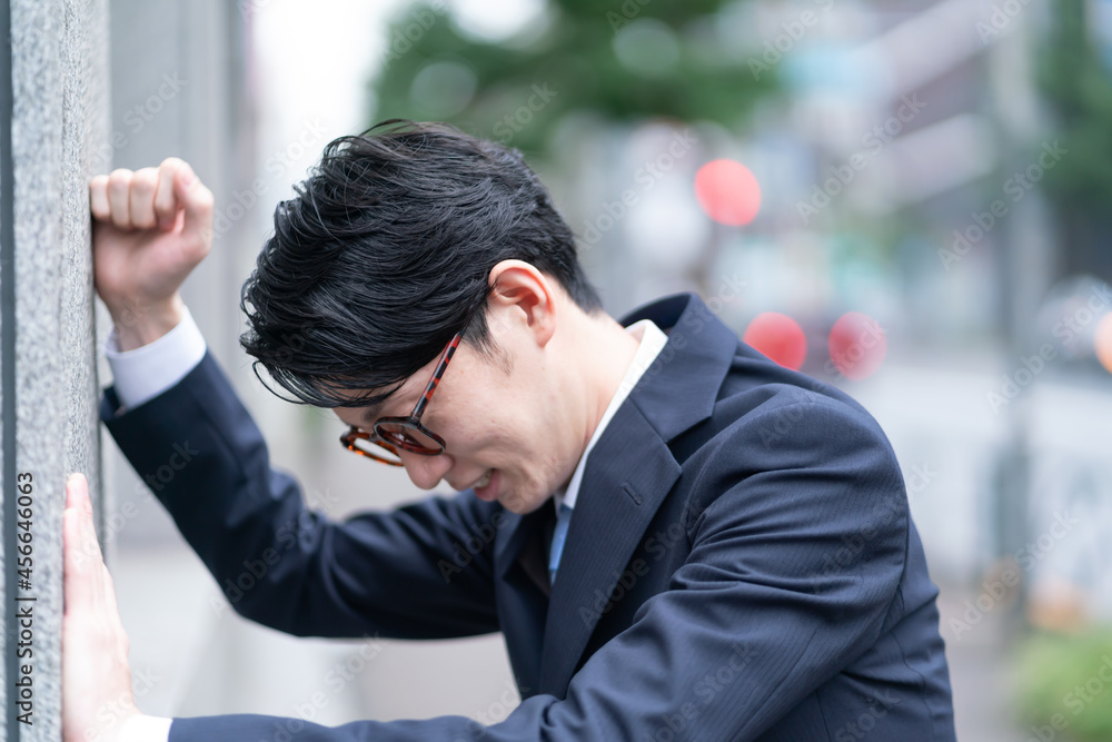 悩む 困る ビジネスマン 悩む 困る ビジネスマン