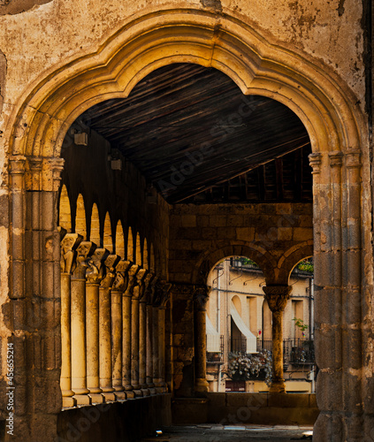 Entrada y salida de los arcos de la iglesia de San Martin de Segovia con la calle de fondo. photo