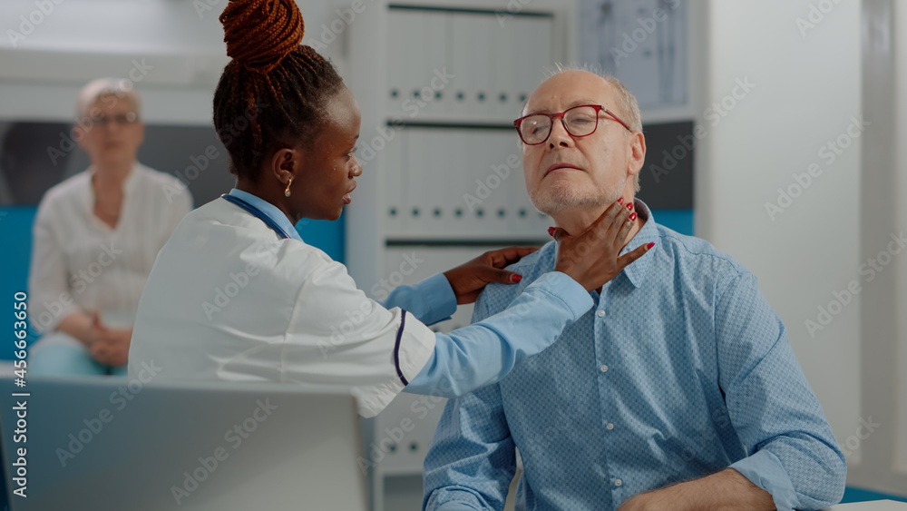 Obraz premium Senior patient having medical checkup appointment with doctor in cabinet at healthcare facility. Young medic consulting elder person with disease, helping with illness healing