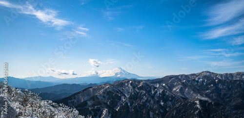 冬の大山山頂から見た富士山と丹沢の山々 【Mt. Fuji and Tanzawa Mountains seen from Mt.Oyama in winter】