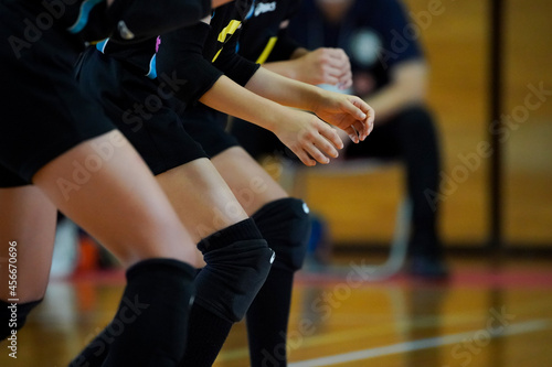 バレーボールのサーブが打たれた後にレシーブの準備をする選手