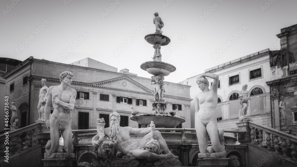Piazza Pretoria, berühmter Platz mit historischem Brunnen in der Altstadt von Palermo, Sizilien