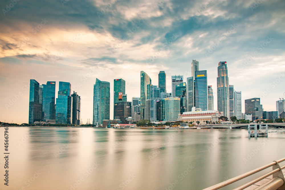 Naklejka premium SINGAPORE, SINGAPORE - MARCH 2019: Skyline of Singapore Marina Bay at night with Marina Bay sands, Art Science museum , skyscrapers and tourist boats