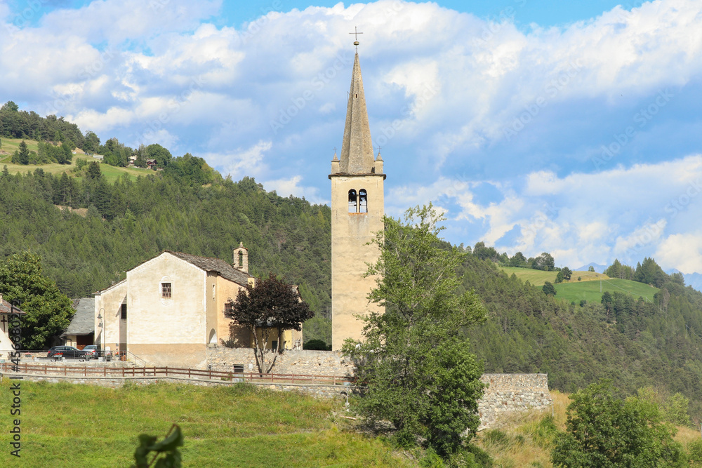 Chiesa e campanile di Saint Nicolas con sfondo su cielo nuvoloso.
