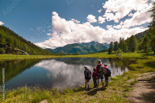 Quadro su tela escursione al lago con bambini gita montagna montagne laghetto riflesso