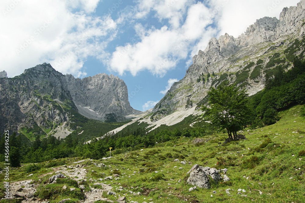 Fototapeta premium Blick auf die schroffen Gipfel des Wilden Kaiser in Tirol