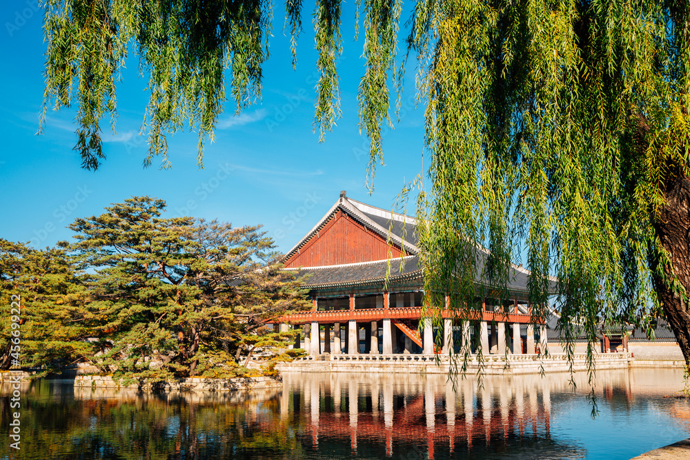 Fototapeta premium Gyeongbokgung Palace Gyeonghoeru Pavilion in Seoul, Korea