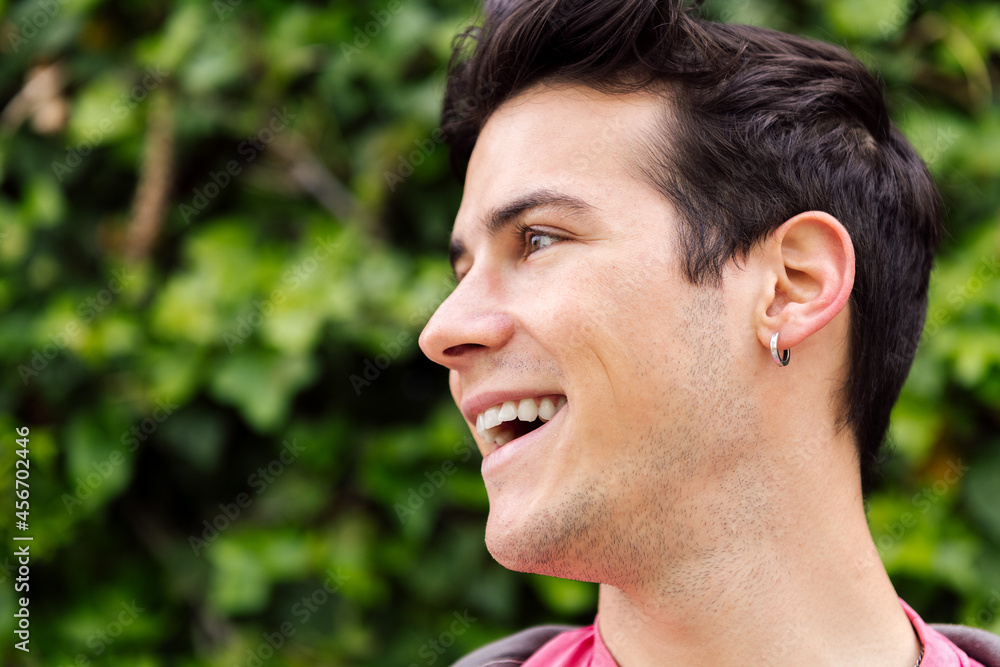 Obraz premium portrait of a cheerful young man smiling