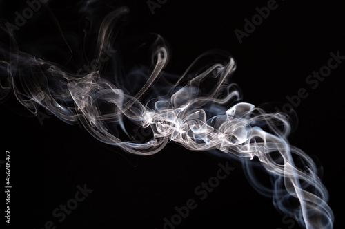 Spiralny jasny dym na czarnym tle