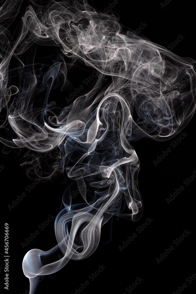 Biały, błękitny dym na czarnym tle - obrazy, fototapety, plakaty 