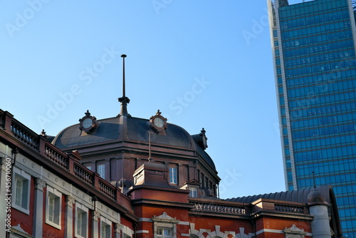 東京駅丸の内南口から見上げる空