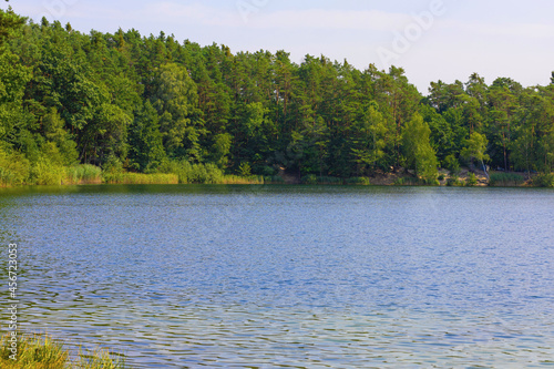 Widok na jezioro i las iglasty  krajobraz le  ny.Jezioro Srebrne w Osowcu.