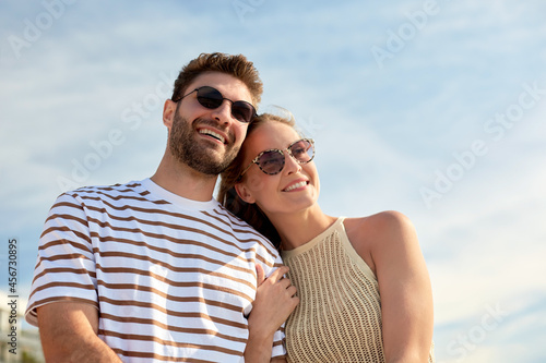 Cuadro en lienzo leisure, relationships and people concept - happy couple in sunglasses on summer
