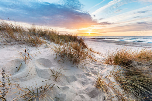Obraz na plátne Beach grass on dune, Baltic sea at sunset