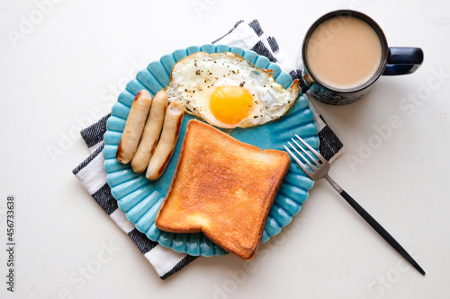 こんがり トースト と 目玉焼き に ウインナー カフェオレ を淹れて モーニング 真上から