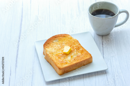 朝食 に バター たっぷり の 山高パン を トースト　コーヒー とともに