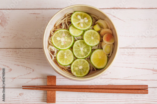 すだちそば 徳島 名産 の 酢橘 で さっぱり お蕎麦