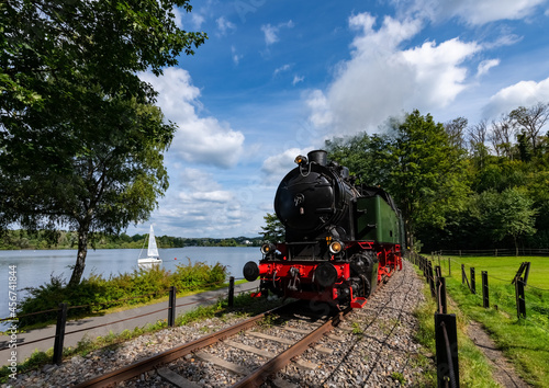 Hespertalbahn Essen Dampflokomotive Zug Nostalgie Museumsbahn Eisenbahn Attraktion Baldeneysee Kupferdreh Haus Scheppen Hardenbergufer Deutschland Ausflug Strecke Ruhrtalradweg Segelboot Stausee Fluss