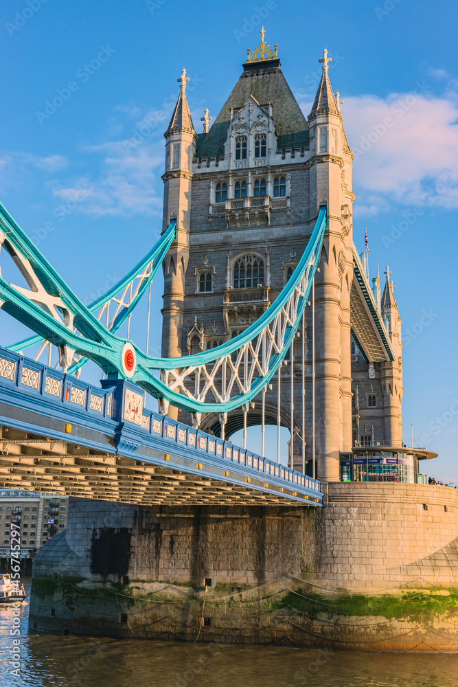 Obraz premium Tower Bridge in London on a beautiful sunny evening