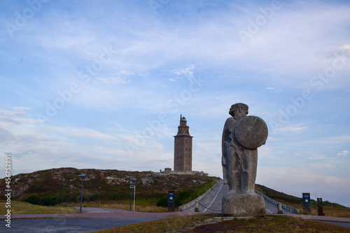 Estatua de Breogan y al fondo el Faro de la Torre de Hercules en A Coruña