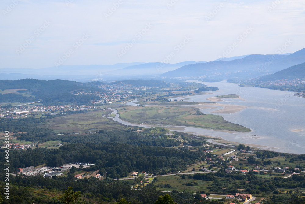 Rio miño separando Galicia de Portugal Rio miño separando Galicia de Portugal