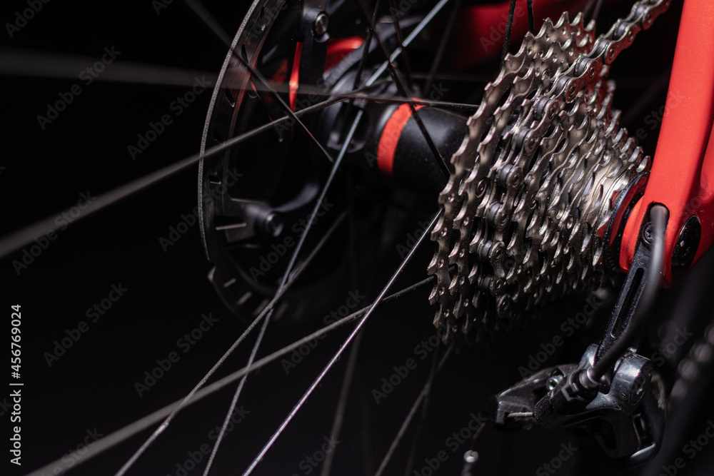 Obraz premium Detail horizontal of the rear wheel mechanism of a bicycle.