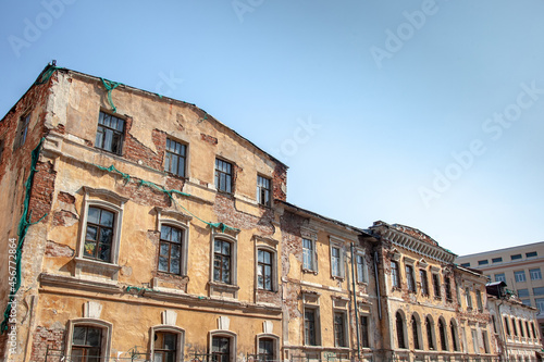 old city building, with a damaged and dilapidated facade © Klever_ok