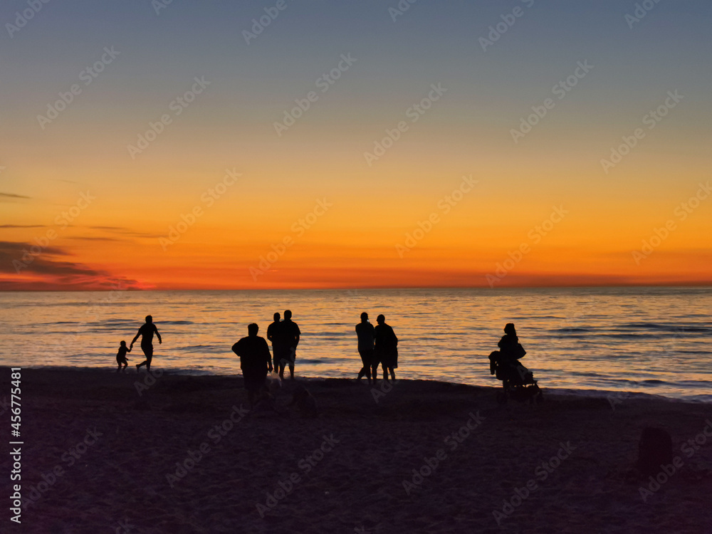 Ludzie i zachód słońca nad morzem bałtyckim - obrazy, fototapety, plakaty 