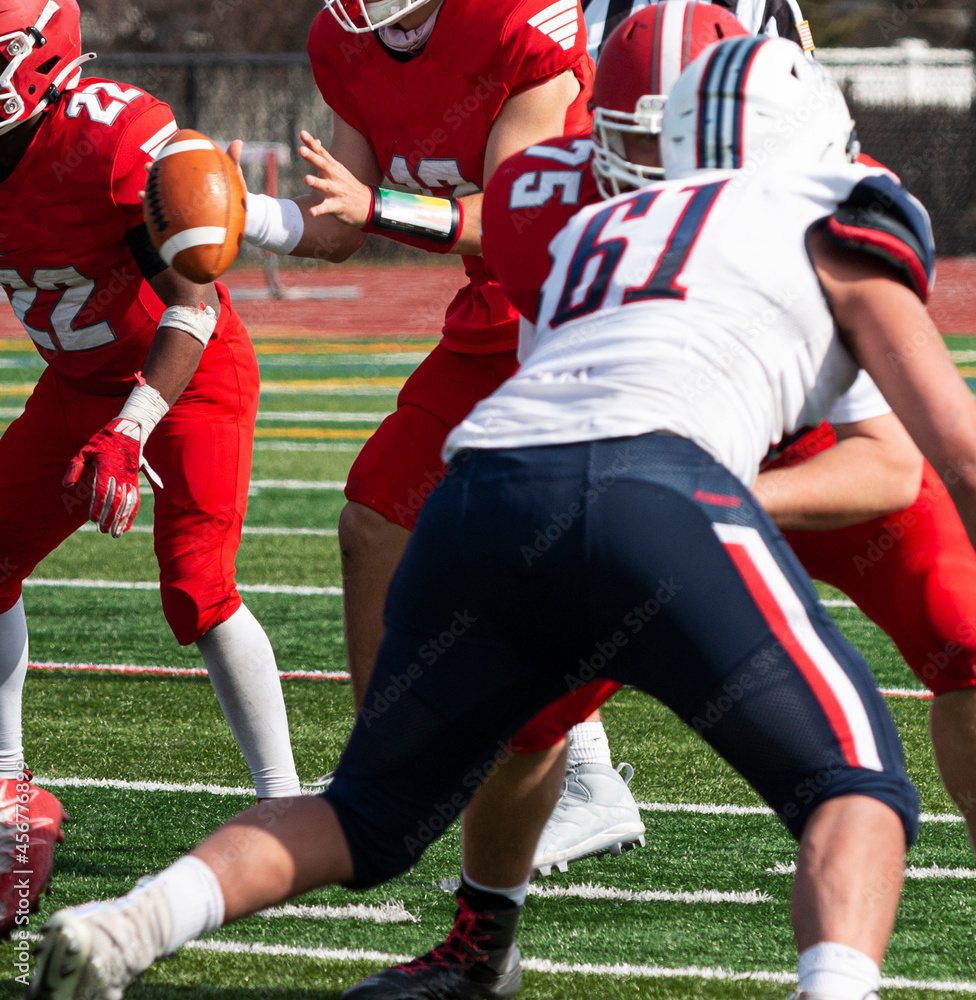 Fototapeta premium Quarterback receiving the ball in the shotgul during a high school football game