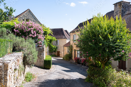 Rue fleurie du village de Les Arques  Lot  Occitanie  Sud ouest  France