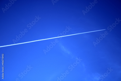 Estela de condensación en el cielo provocada por el paso de un avión a reacción.	