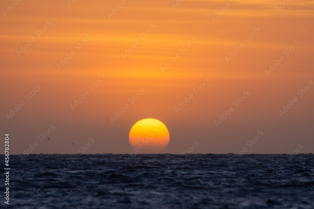 Sunset com kitsurf no mar. Pôr do sol na praia de Barra Grande, litoral do Piauí, nordeste brasileiro.