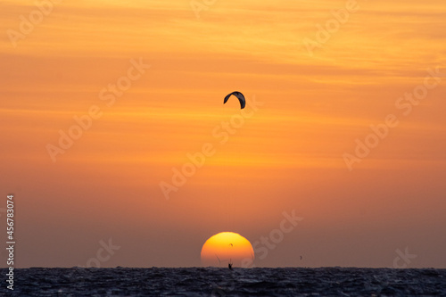 Sunset com kitsurf no mar. Pôr do sol na praia de Barra Grande, litoral do Piauí, nordeste brasileiro. © ericatarina