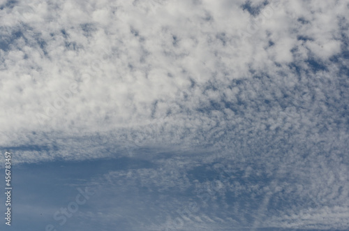 ciel et nuages cotonneux 