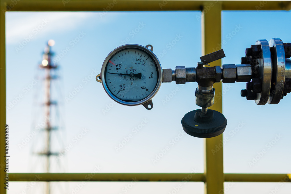 Φωτογραφία Industrial pressure gauge on the background of a chemical plant