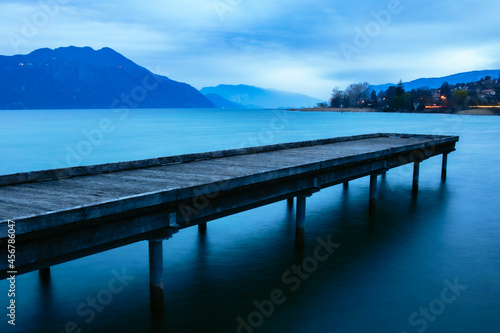 Heure bleue sur un ponton au lac du Bourget en Savoie