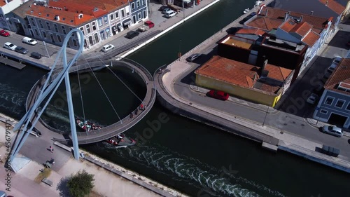 Aveiro - Ponte circular, movimento  de barcos do canal de Sao Roque