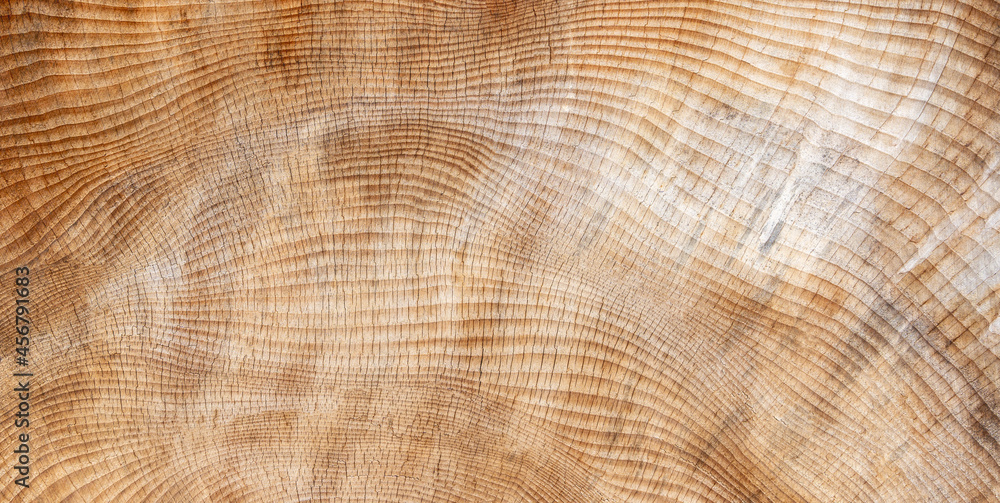 Fototapeta premium Braune, abstrakte, rissige, verwitterte Holzstruktur in Nahaufnahme