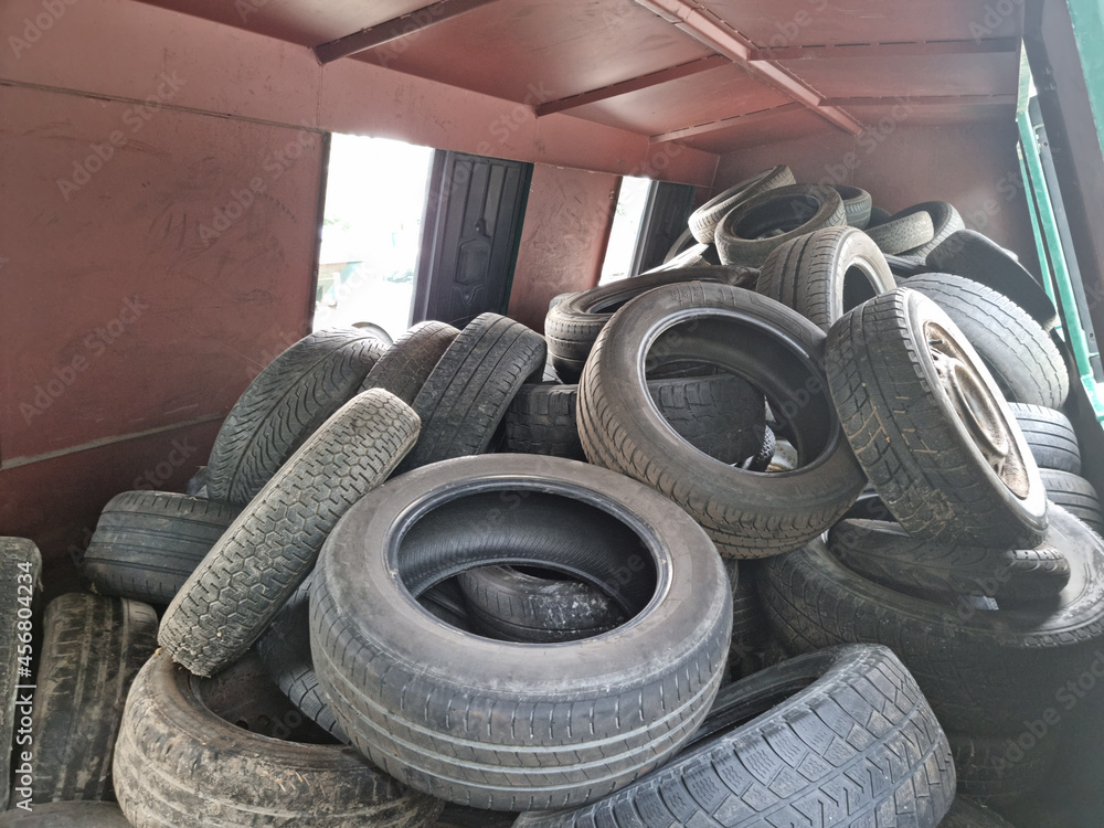 Recycling scrap tires from passenger cars in a container Recycling scrap tires from passenger cars in a container