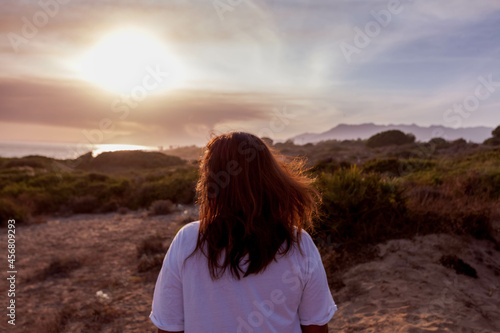 chica triste viendo incendio forestal en málaga photo