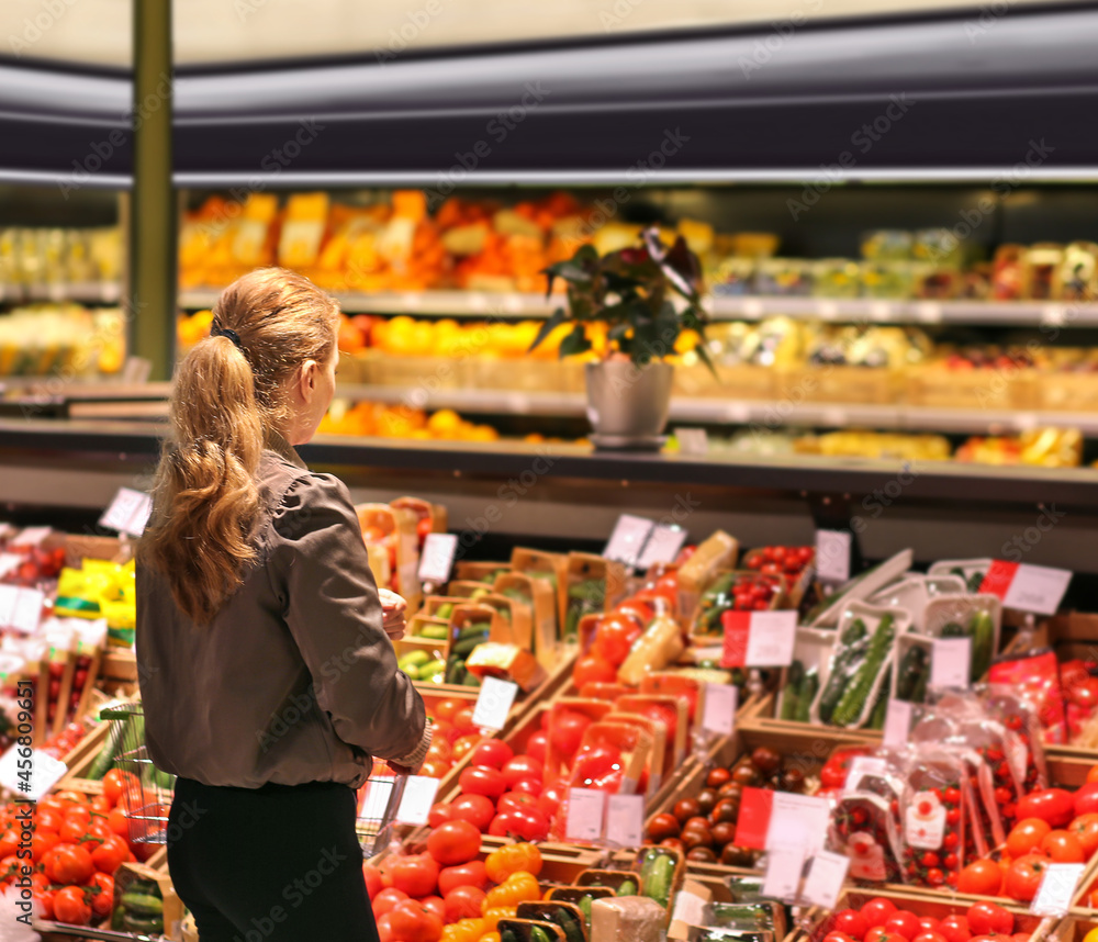 Obraz premium Woman buying vegetables at the market