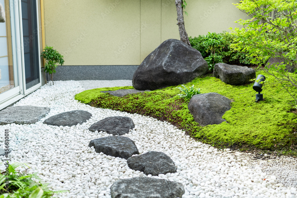 苔と自然石がある和風の庭stock Photo Adobe Stock