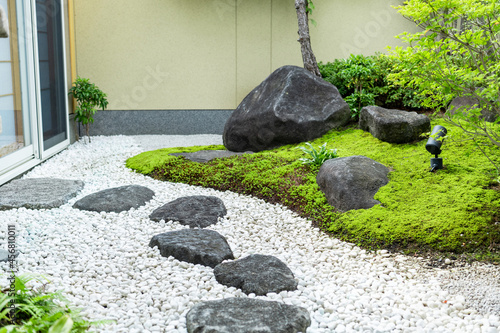 苔と自然石がある和風の庭