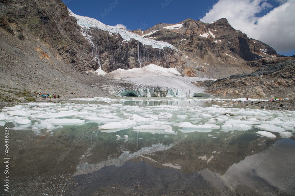 The lake and the Fellaria glacier