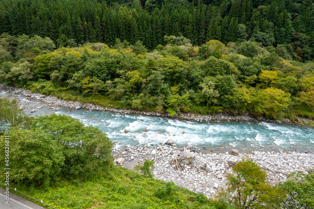 Obraz premium 富山県、岐阜県の神通川、高原川をドローンで撮影した空撮写真 Aerial photos taken by drone of the Jinzu River and Takahara River in Toyama and Gifu Prefectures.