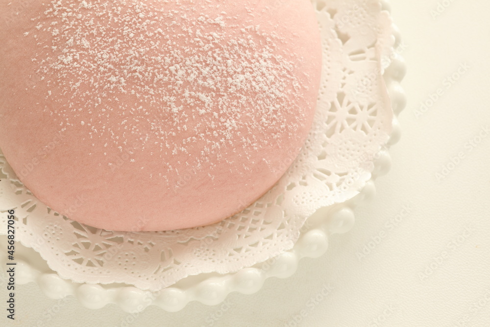 Fototapeta premium cherry blossom pink bun on dish for spring sweet food image