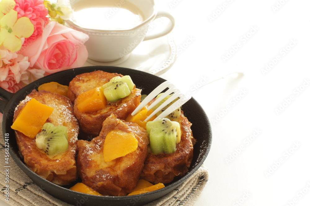 Homemade kiwi fruit and mango French toast for cafe food image Homemade kiwi fruit and mango French toast for cafe food image