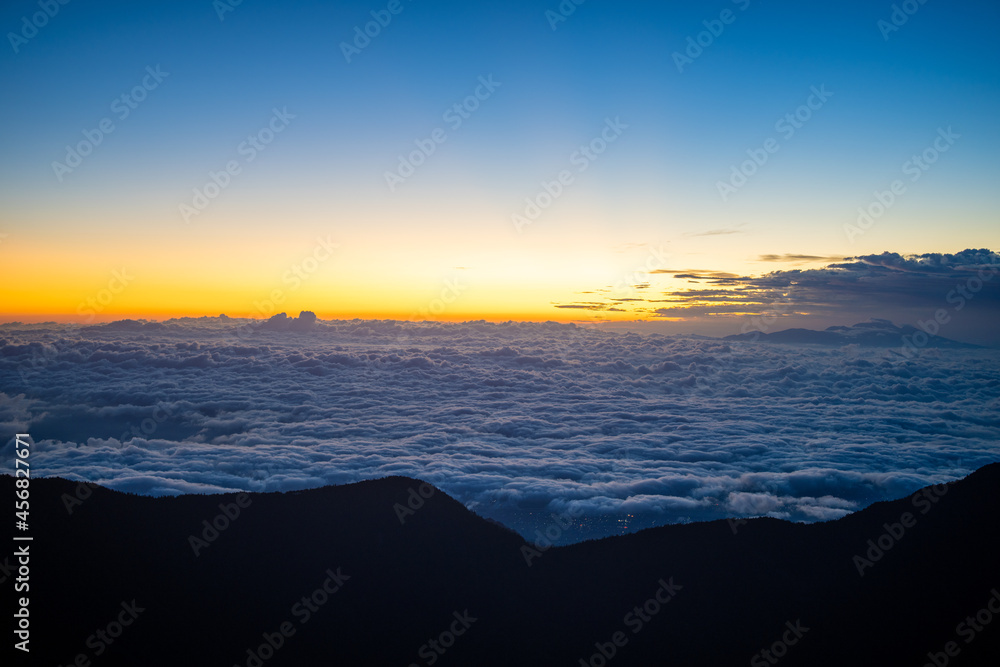 朝日できれいな燕岳山頂付近の山小屋から見える風景 The view from the mountain lodge near the summit of Mt. Tsubakuro in the morning sun
