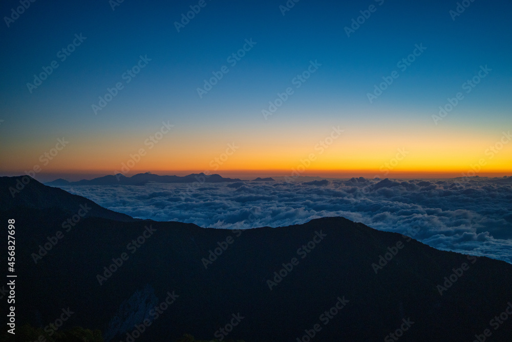 朝日できれいな燕岳山頂付近の山小屋から見える風景 The view from the mountain lodge near the summit of Mt. Tsubakuro in the morning sun