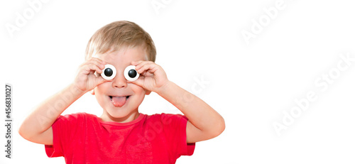 Canvastavla The boy is making a face with toy eyes and showing his tongue